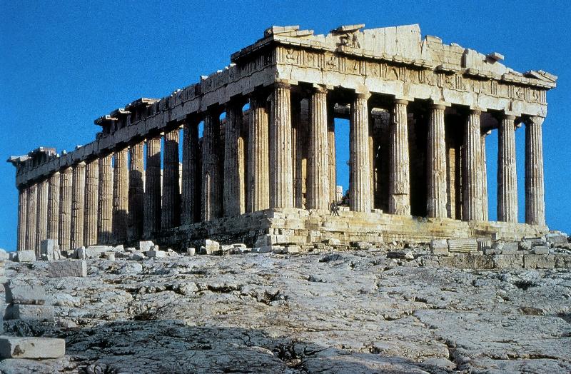 Une sculpture humaine classique en marbre blanc représentant un corps idéal et harmonieux